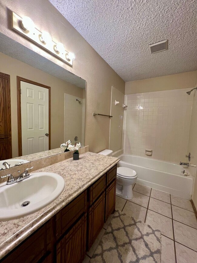 Building Photo - Cozy Rental in NW OKC!