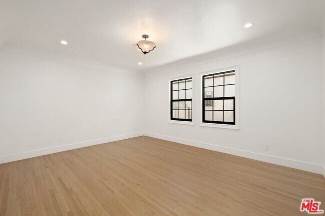 Building Photo - 211 S Formosa Ave