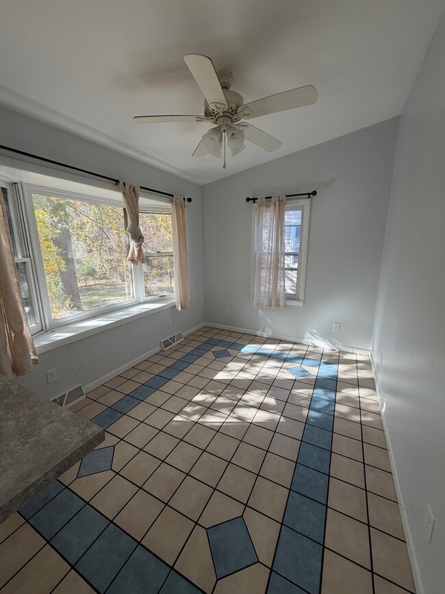 Building Photo - 618 Christopher St