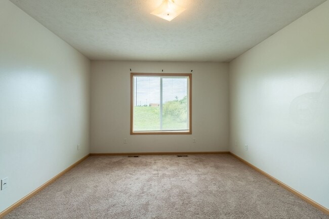 Building Photo - Great Home Close to New Schools and the Fallbrook YMCA