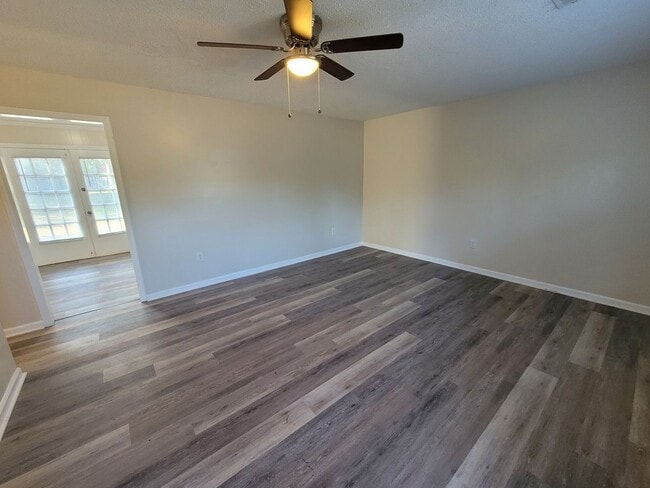 Building Photo - 3 bedroom 2 bath brick ranch in great loaction .