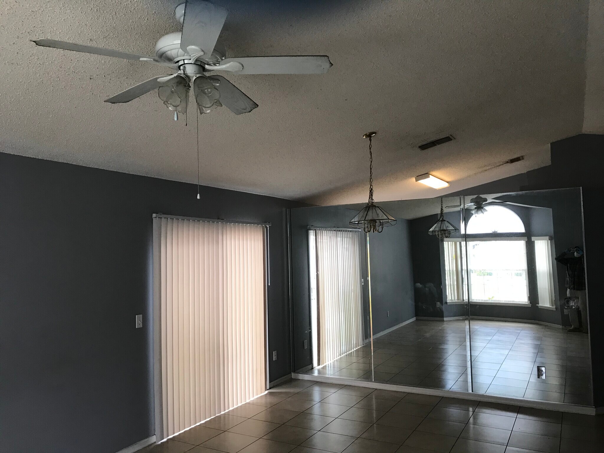 Building Photo - 513 Seasons Ct