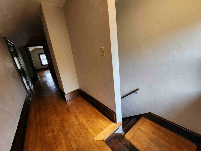 Building Photo - Character Home in NICE Neighborhood