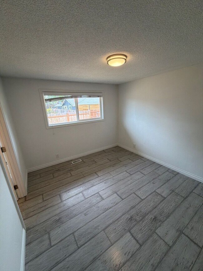 Building Photo - 1085 Saville Ave