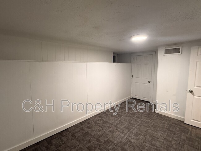 Building Photo - 631 Miles Ave