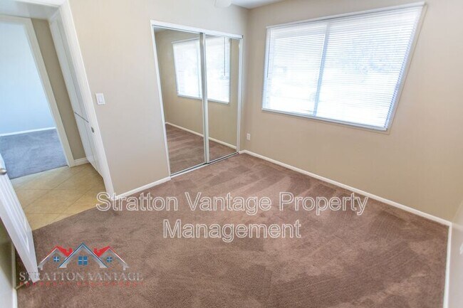 Building Photo - 704 E La Jolla Dr