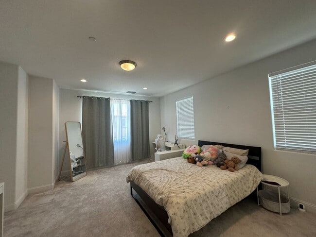 Building Photo - Spacious 4-Bedroom, 3-Bath Home in Southea...