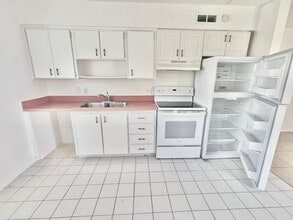 Building Photo - Palm Gardens - Molano 710