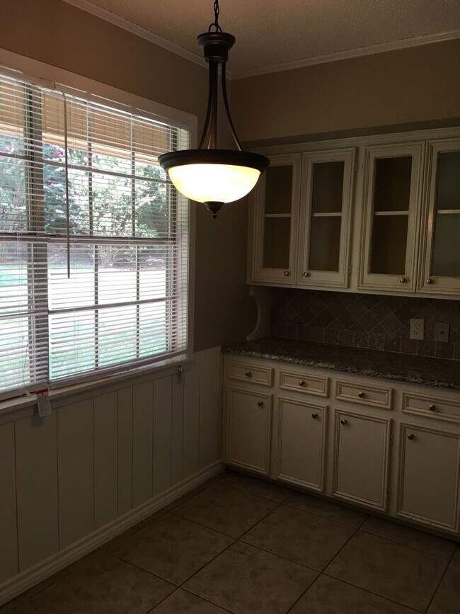 Building Photo - 3/2/2 Fenced Yard and Pet Friendly