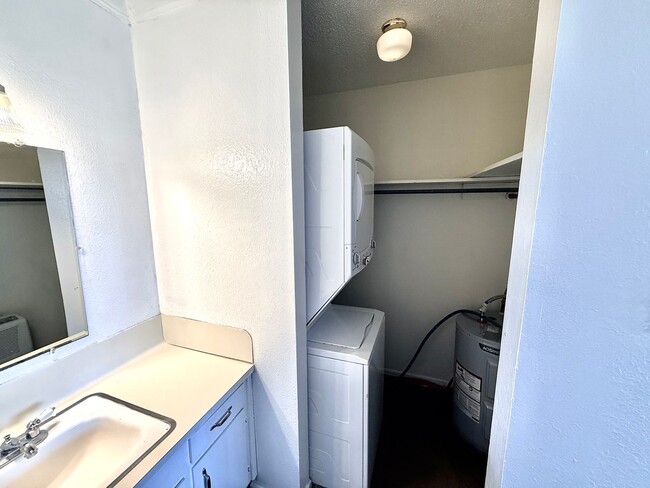 Building Photo - Three Bedroom Home with Spacious Bedrooms