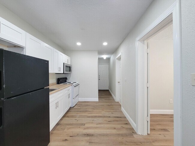 Building Photo - 711 Ave A Ave