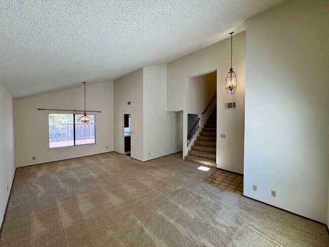 Building Photo - Spacious Home Located in the Desired Diabl...