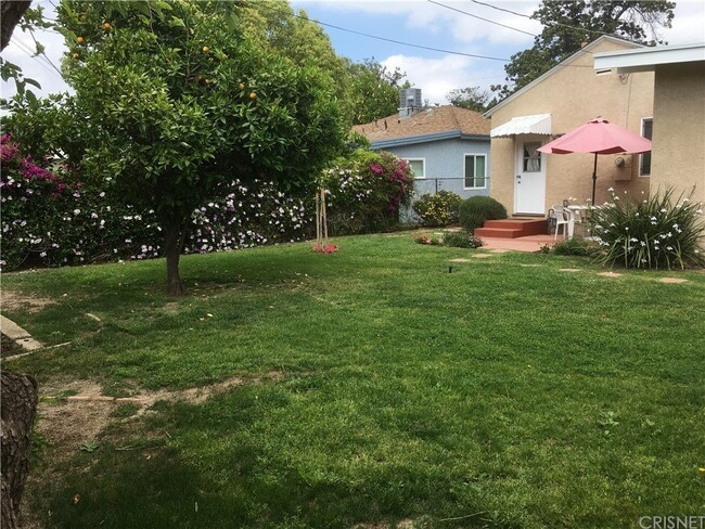Building Photo - Spacious 3BR/2BA Tarzana Home with Lush Yard & Sunny Patio