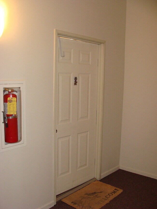 Building Photo - Two Bedroom Updated Windcrest Condo