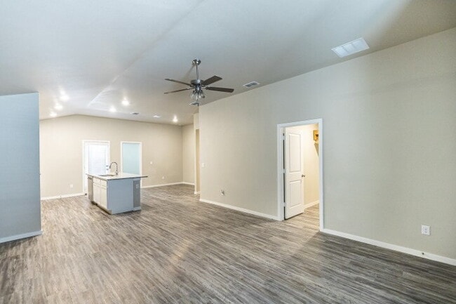 Building Photo - "Charming 3-Bed, 2-Bath Haven with 1,615 Sq Ft in Lubbock's Cozy Kirksey Avenue!" Half off first ...