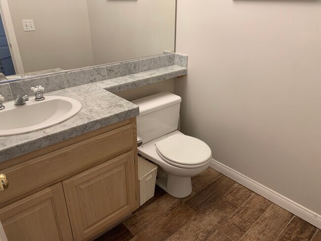 Building Photo - 2224 Ruhland Ave