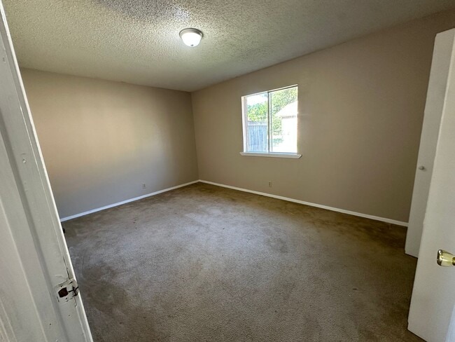 Building Photo - 210 Memory Ln