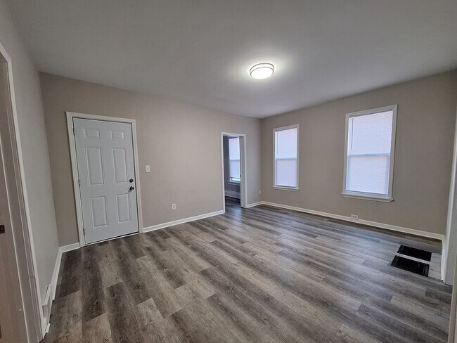 Building Photo - Spacious lower level 2 bedroom
