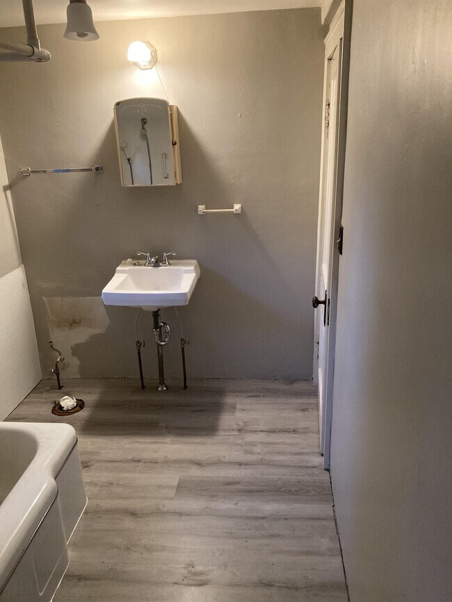 Building Photo - 630 W 7th Ave