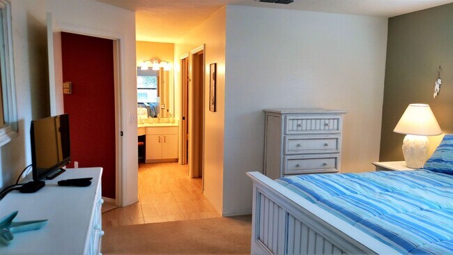 Building Photo - Seasonal Short-Term 2-Bedroom 2-Bath Condo located in Englewood!