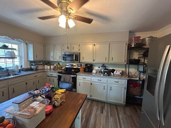 Building Photo - 110 Martin St