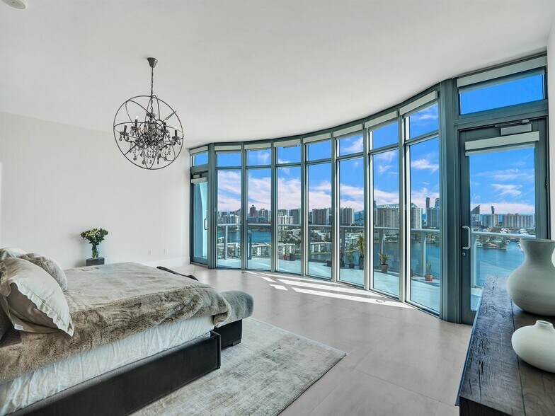 Building Photo - 17301 Biscayne Blvd