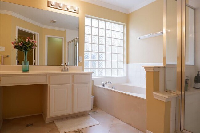 Building Photo - 2610 Parkbriar Ln