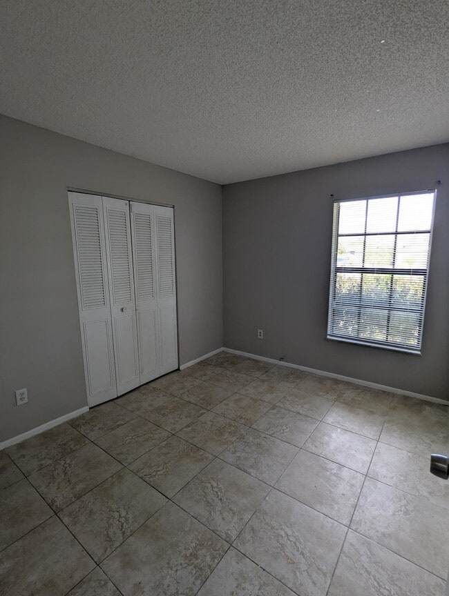 Building Photo - 554 SW Lakehurst Dr