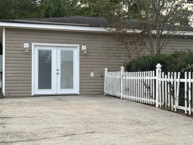 Building Photo - 221 Bentgrass Ln