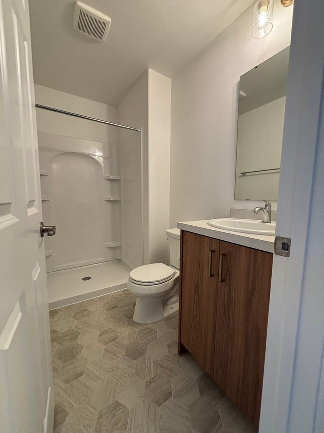 Building Photo - 3 Bed 3 Bath Townhome