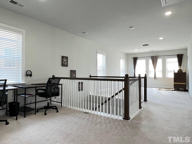 Building Photo - End Unit Luxary Townhome for Rent Apex