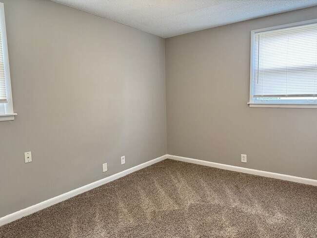 Building Photo - Brick 3 bedroom ranch, large living room, ...