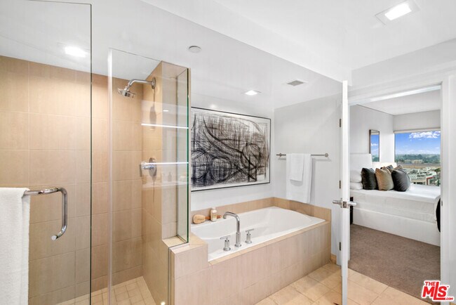 Building Photo - 13650 Marina Pointe Dr