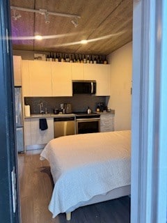 Building Photo - 2407 W Eastwood Ave