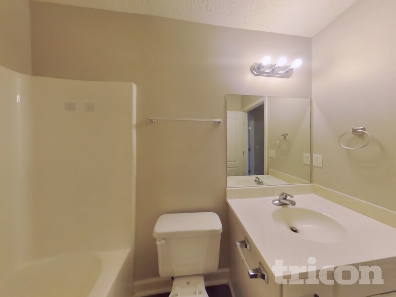 Building Photo - 1528 Beaconcrest Cir