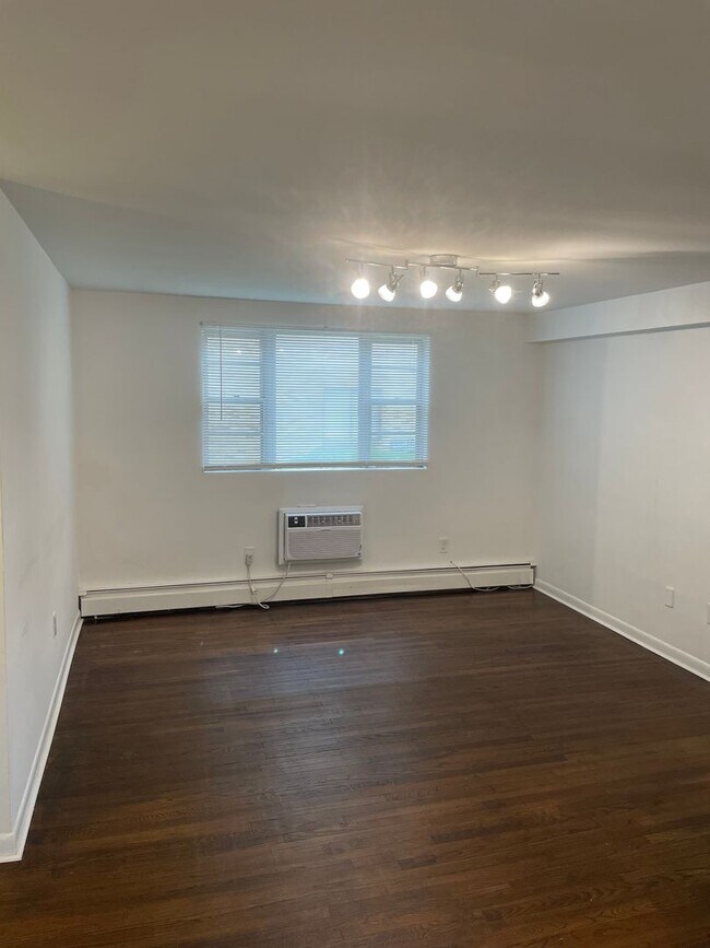 Building Photo - 177 - Oak Park Manor 1121