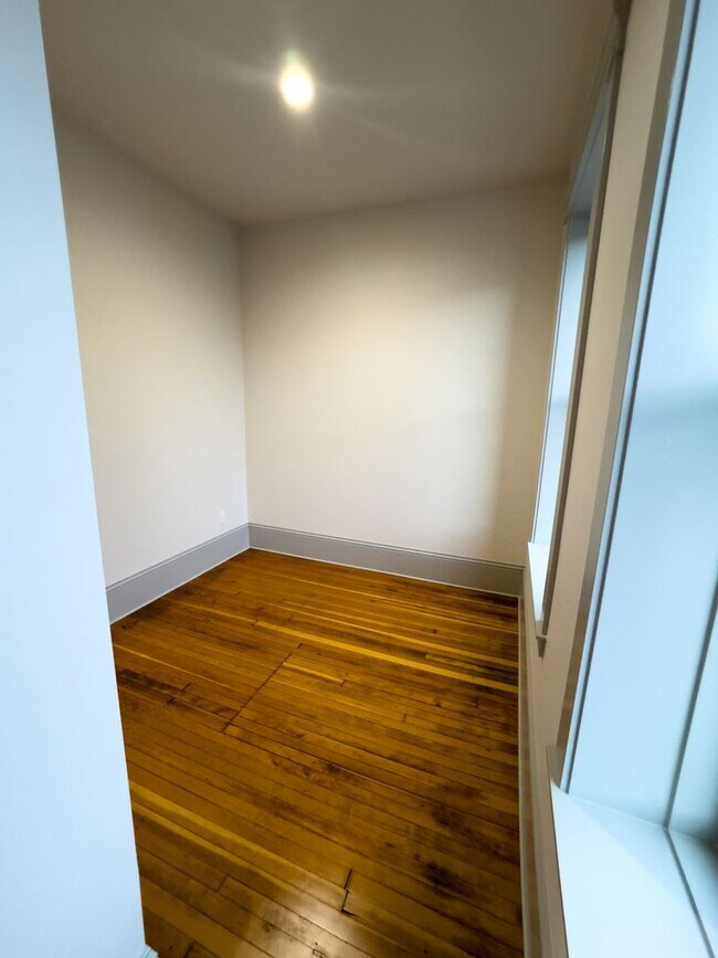 Building Photo - WINTER SPECIAL - NEWLY RENOVATED DOWNTOWN SALEM ONE BEDROOM