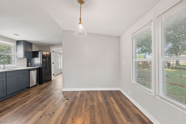 Building Photo - 3 bed 2 bath