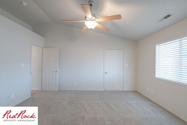 Building Photo - Spacious 3 Bedroom Single-Level Home in Bl...
