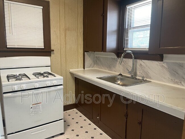 Building Photo - 803 NE Green St