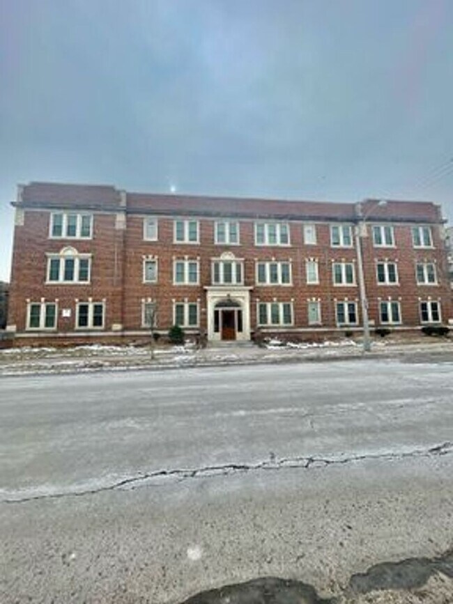 Building Photo - 1725 E Park Place