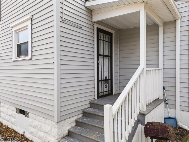 Building Photo - 488 Alexander St