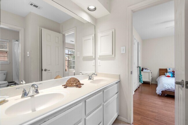 Building Photo - 22007 Crossbrook Dr