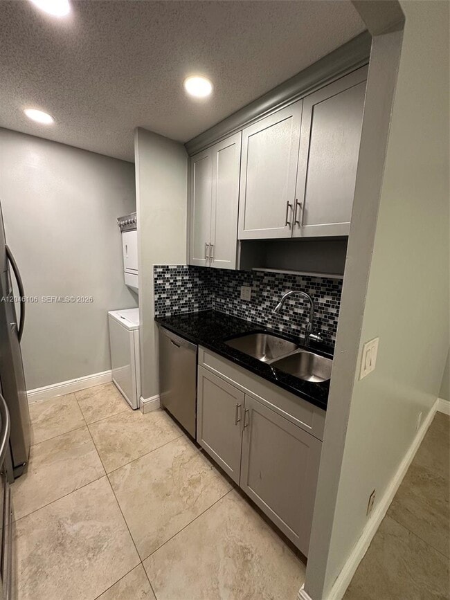 Building Photo - 9976 Twin Lakes Dr