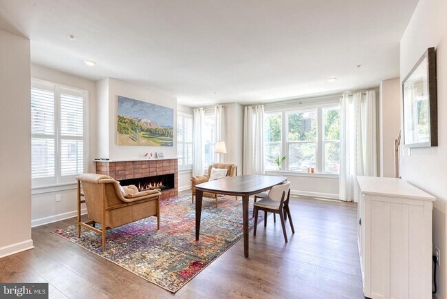 Building Photo - 200 Hickory Holw Ct