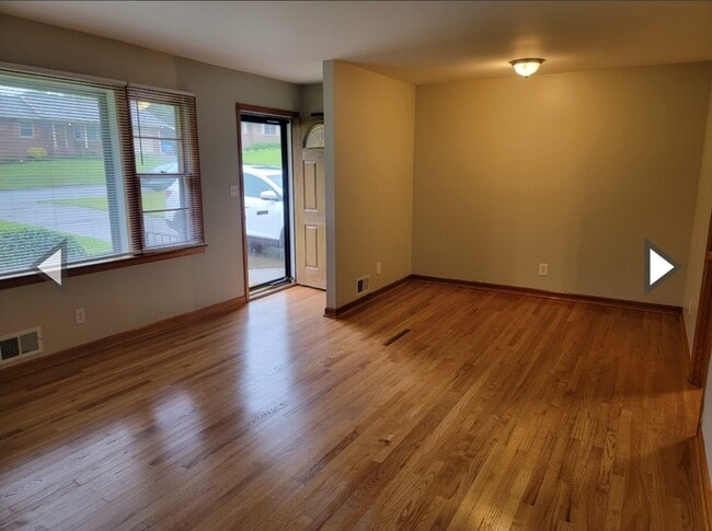 Building Photo - 2965 Bobolink Dr