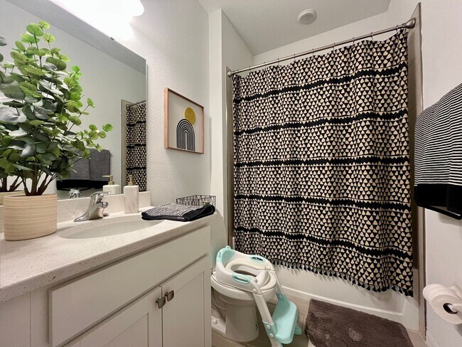 Building Photo - Beautiful 3/2 in Lakeland!