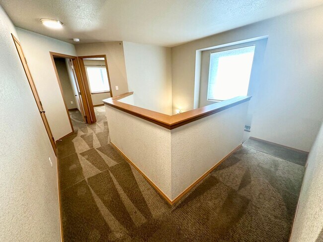 Building Photo - Updated Townhouse in Ellenbsurg