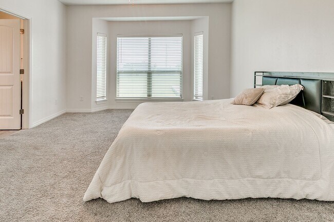 Building Photo - 3 Bed, 2 Bath Home with Bonus Office and  ...