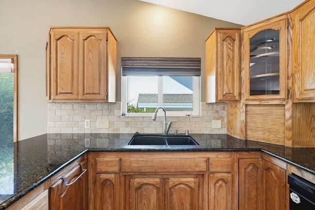 Building Photo - Beautiful Executive Level Rental on Golf Course